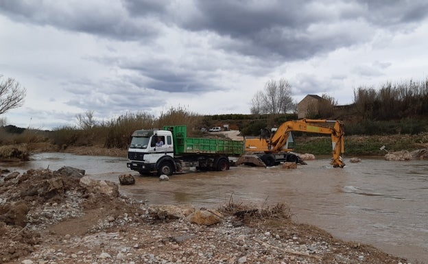 Turís repara los caminos rurales afectados por las lluvias