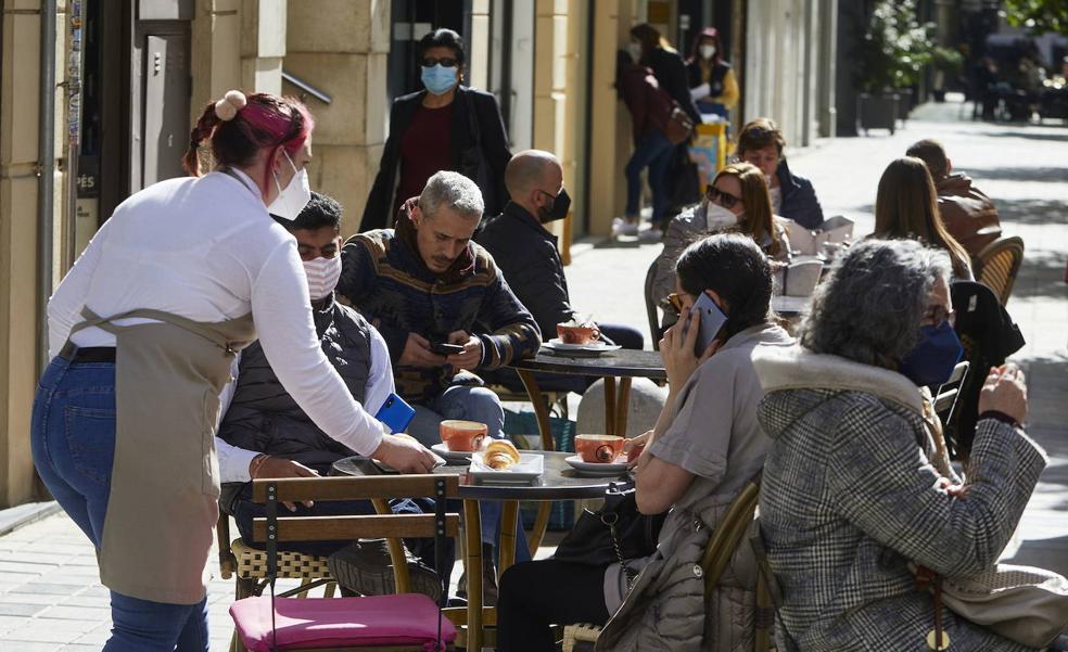 La hostelería pide que la ordenanza de terrazas prevea su ampliación en la calzada
