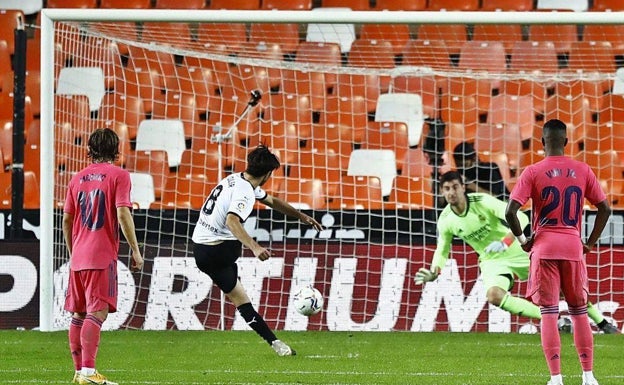 Courtois se acuerda del hat-trick de Carlos Soler en la previa del Chelsea