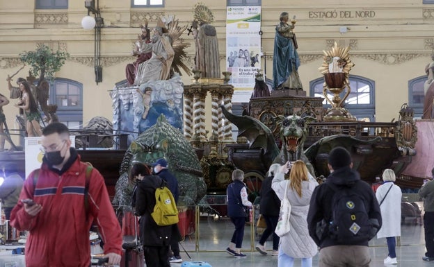 Unos tractores trasladan las carrozas del Corpus a la Estación del Norte
