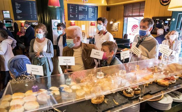 Los enfermeros valencianos piden mantener las mascarillas en interiores con una elevada concentración de personas