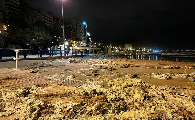 El Ayuntamiento acelera para limpiar las playas antes de Semana Santa