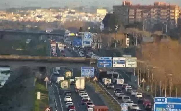 Hasta 17 kilómetros de atascos en las entradas a Valencia