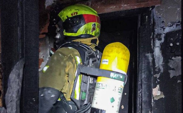 Un incendio sin heridos calcina una vivienda en San Vicente del Raspeig