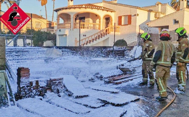 Arde el material de acopio de una casa en obras de Dénia