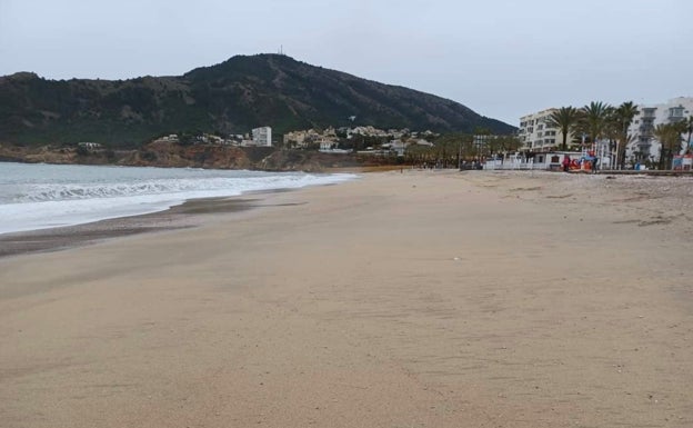 La playa de l'Albir pierde todos sus cantos rodados, pero mantiene la bandera azul y operará con normalidad