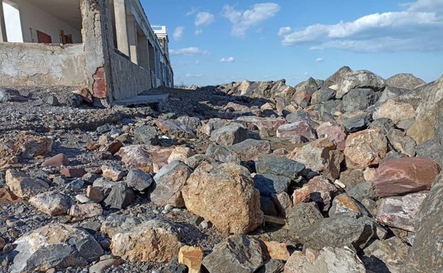Casas en primera línea de mar en Sagunto, sin defensa