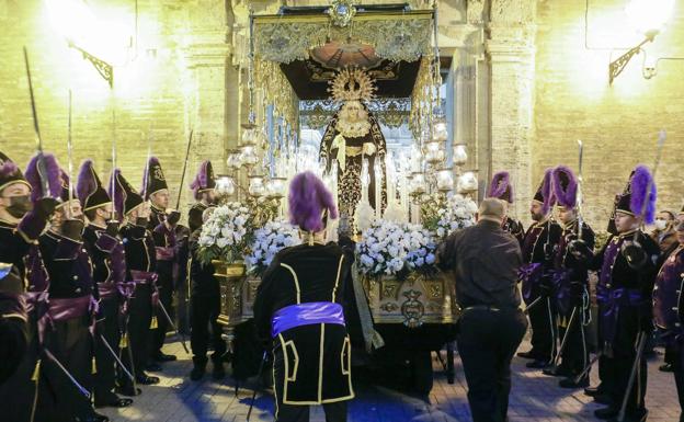 Las procesiones de la Semana Santa Marinera pisan de nuevo la calle