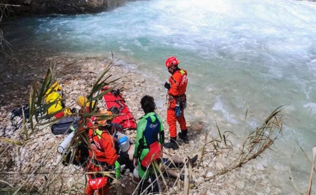 Mueren dos personas tras caer y ser arrastrados por el agua en el Estret de les Penyes