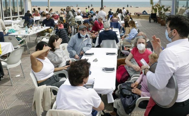 Playas y terrazas de Valencia llenas como ensayo de Semana Santa