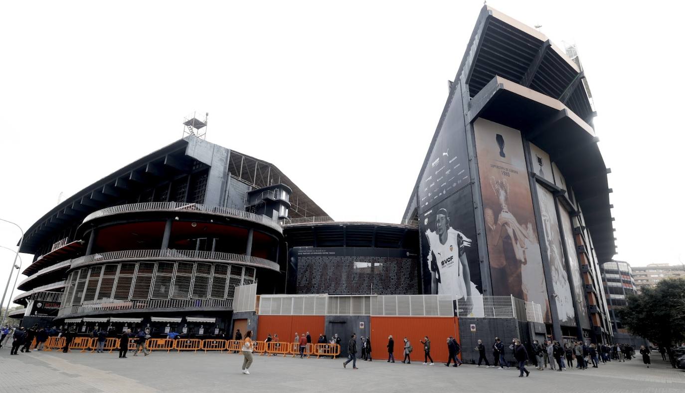 Colas en Mestalla para recoger las entradas para la final de la Copa del Rey