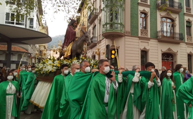 La leve lluvia da tregua a 'la Burreta' que recorre las calles de Xàtiva dos años después