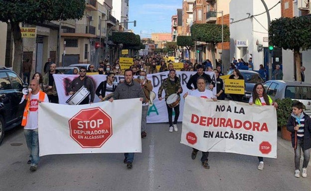 Cerca de 400 personas se manifiestan en Alcàsser contra la depuradora