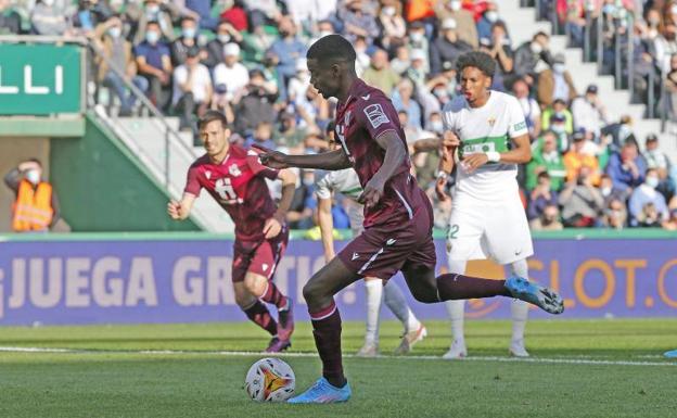 Inédita situación: el penalti que marcó Isak ante el Elche que acabó anulado y con amarilla para el lanzador