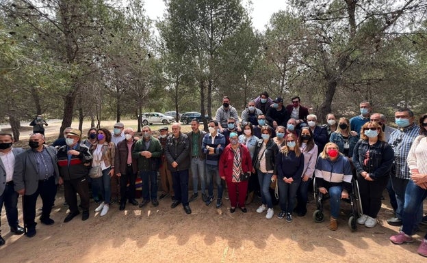 Los socialistas de Paterna recuerdan a las víctimas del Paredón de España con una corona de laurel