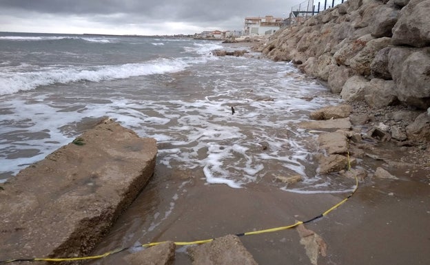 Dénia acordona un tramo de Les Deveses tras sacar el temporal unos hierros en la orilla de la playa