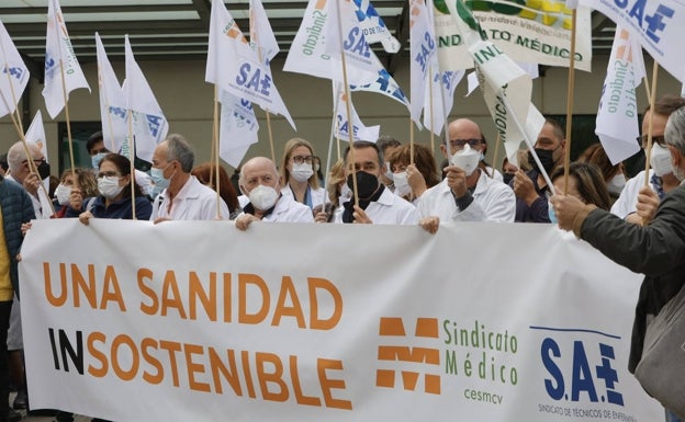 Médicos y auxiliares salen a la calle por el cese de 6.000 refuerzos y «el desequilibrado reparto» de las nuevas plazas