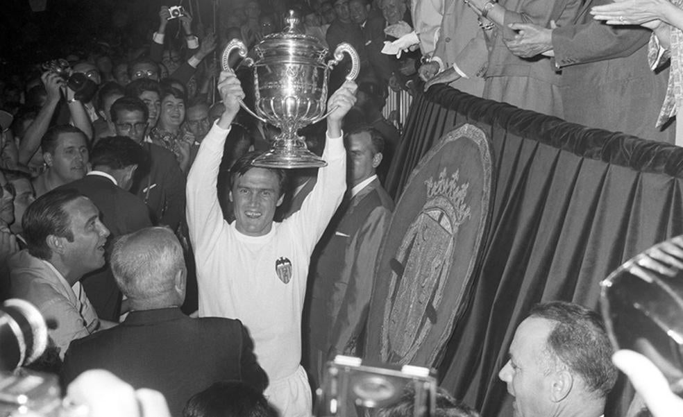 El despiste de Roberto Gil al levantar la Copa