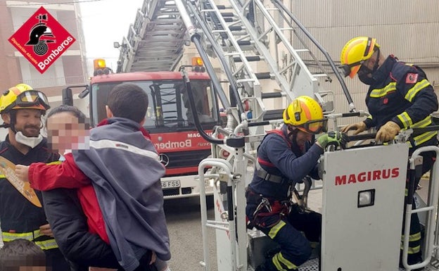 Rescatan por el balcón a un niño de 3 años que se había quedado encerrado en su habitación en Bañeres