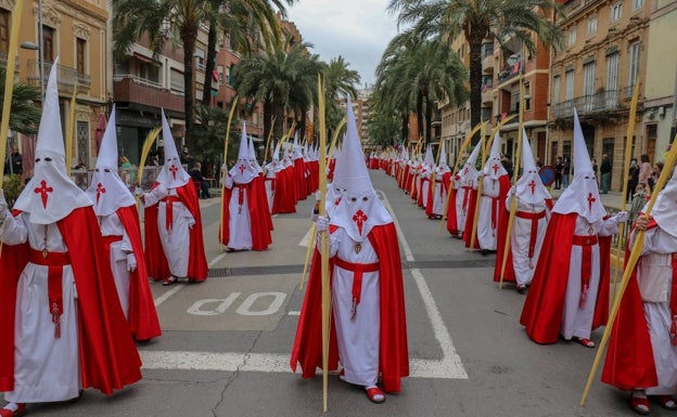 Las procesiones y traslados recorren las calles de Torrent y Benetússer