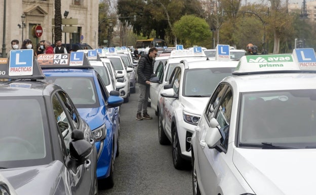 Las autoescuelas toman la calle con una protesta: «A los políticos no les importamos»