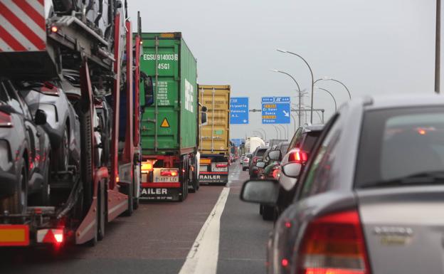 La lluvia provoca más de 33 kilómetros de atascos en las vías de acceso a Valencia