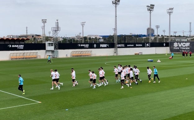 El Valencia ultima su preparación para el choque frente a Osasuna sin Maxi ni Paulista