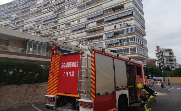 Rescatado un hombre atrapado en el incendio de una vivienda en Alicante