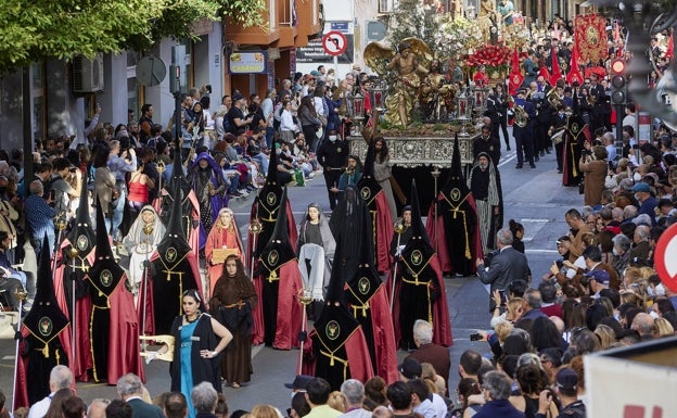 El Viernes Santo llena las calles de los Poblados Marítimos en la Semana Santa Marinera