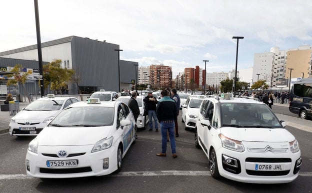 Los taxistas denuncian multas millonarias por el atasco de los permisos en Transportes