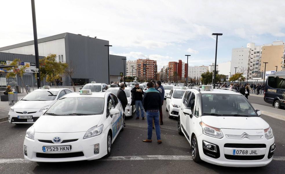 Los taxistas denuncian multas millonarias por el atasco de los permisos en Transportes