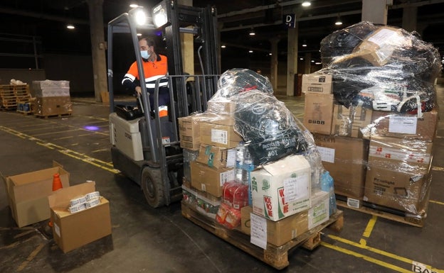 La Comunitat envía a Ucrania 13 camiones y un tren con 100 toneladas de comida, productos de higiene y material médico