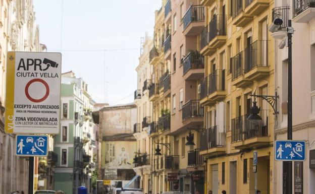 Valencia colocará cámaras para localizar coches contaminantes en accesos, túneles y puentes