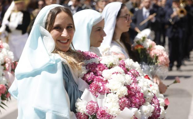 Pasodobles y claveles para el desfile de Resurrección