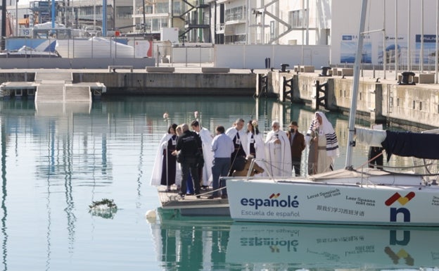 Jesús de Medinaceli ofrenda una corona de laurel en el puerto de Valencia por los fallecidos en el mar