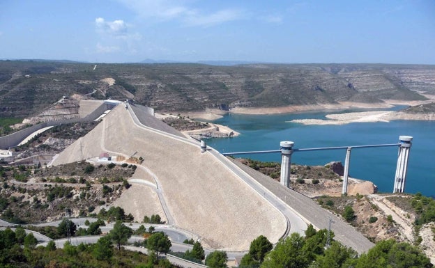 Un hombre cae desde el mirador de la presa de Tous