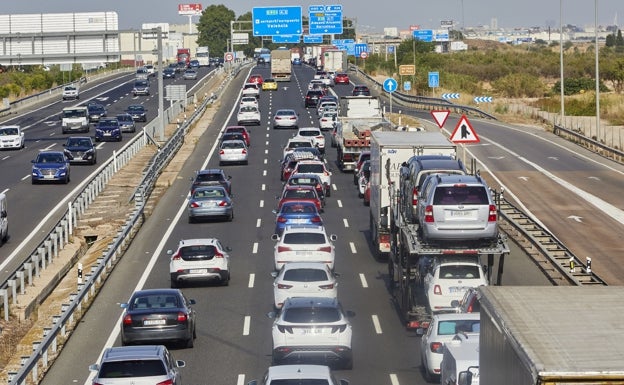 Colas de casi 40 kilómetros en las carreteras valencianas por la vuelta de Semana Santa