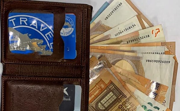 Un vecino de Cocentaina entrega a la policía una cartera extraviada con 640 €