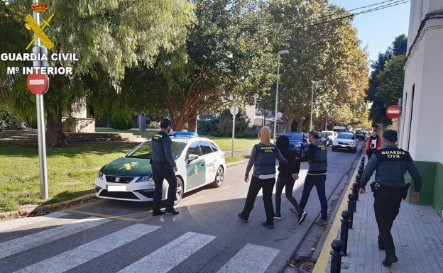 Dos detenidos por robar tapas de alcantarilla en la Ribera