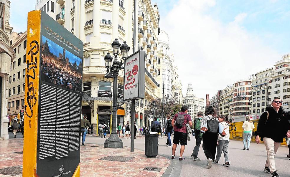 El nuevo monolito de la plaza del Ayuntamiento evita el concurso por un euro