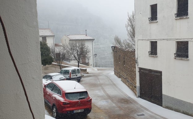 Nieve en primavera en el interior de Castellón y tormentas con granizo