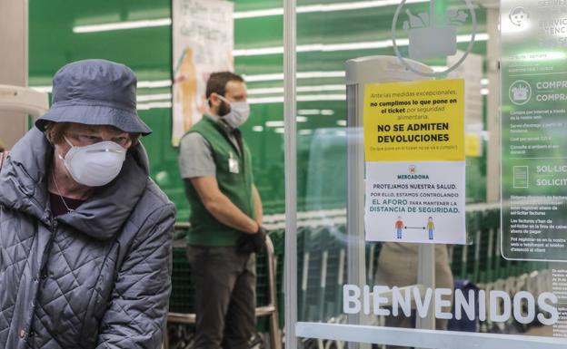 La decisión que han tomado Mercadona, Consum, El Corte Inglés o Carrefour sobre las mascarillas dentro de los supermercados