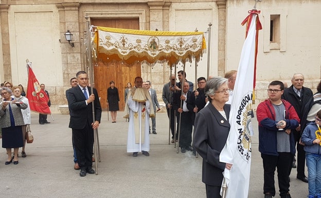 Benifaió acerca el 'cuerpo' de Cristo a los vecinos impedidos