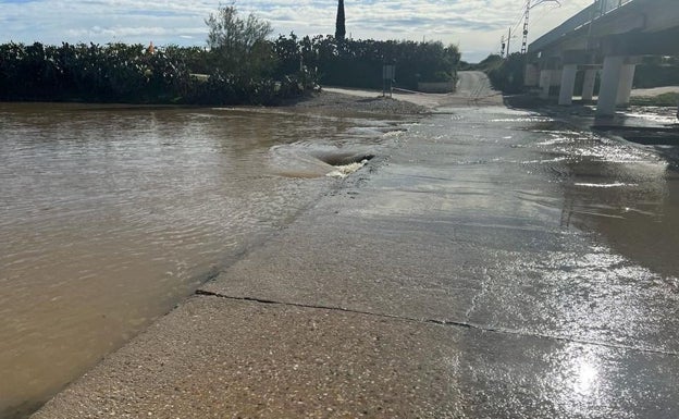 El desembalse de Forata provoca el cierre de caminos y badenes en la Ribera