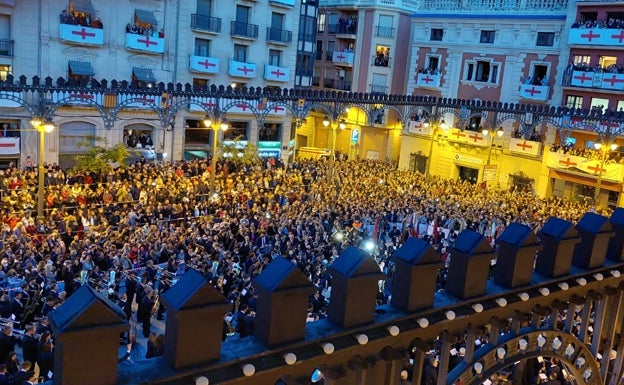 La interpretación del Himno da inicio a las Fiestas de Alcoi