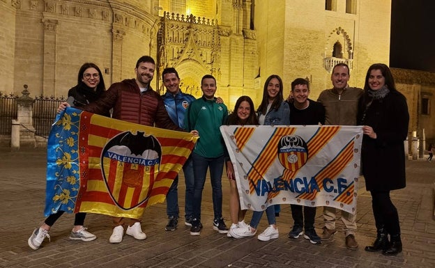 La afición del Valencia comienza a tomar Sevilla para la final de Copa