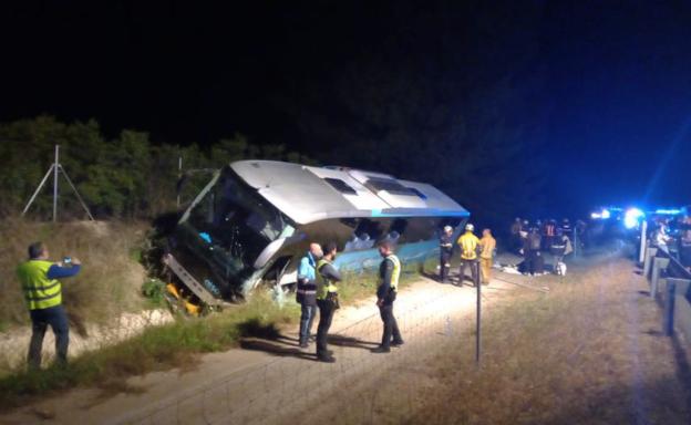 Una decena de heridos tras el vuelco de un autobús en Granja de Rocamora