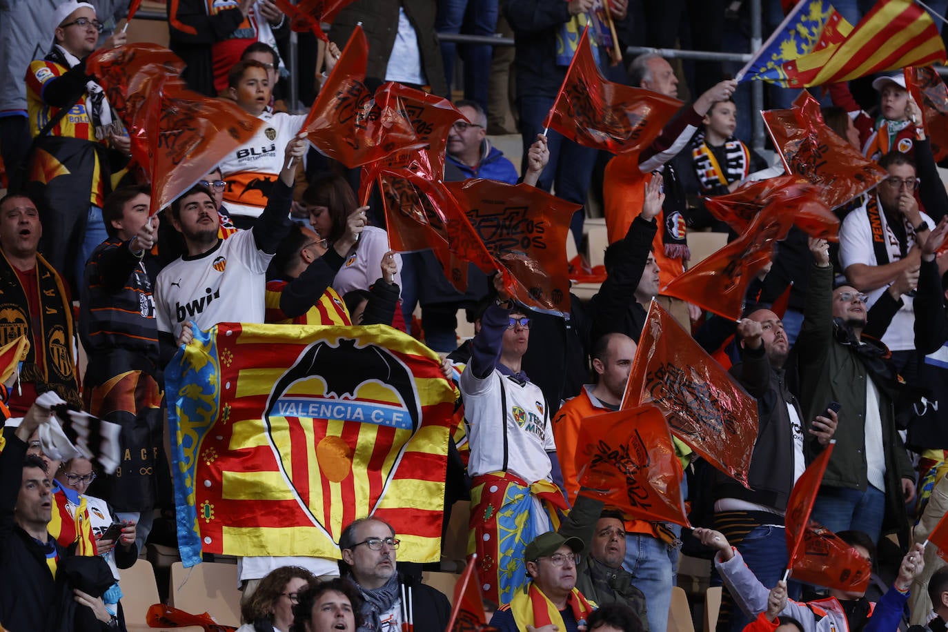 La marea valencianista inunda las gradas de La Cartuja