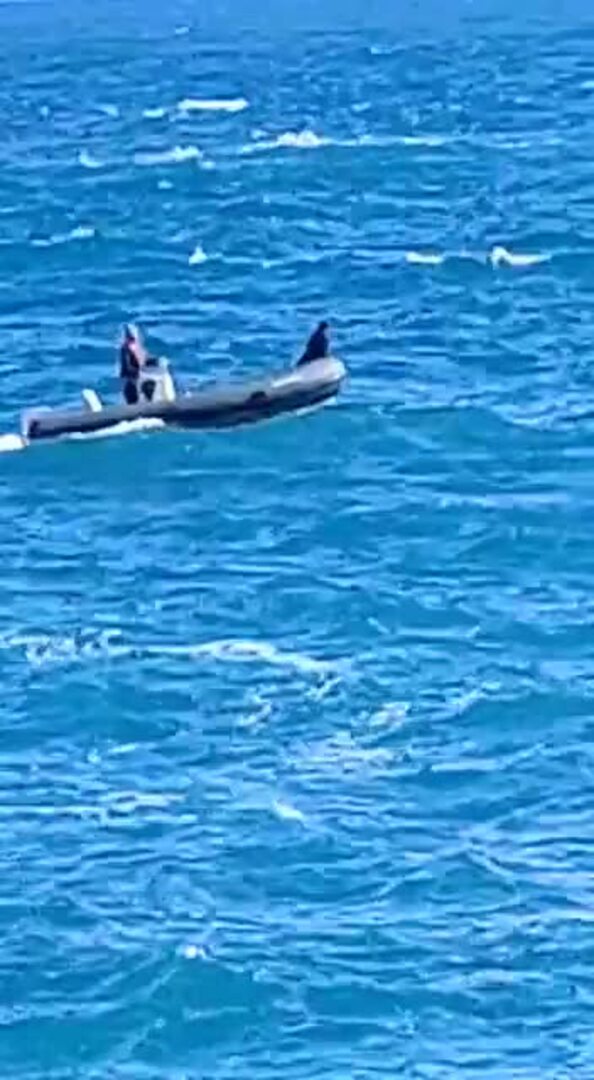 Buscan a dos jóvenes engullidos por el mar tras saltar desde el Peñón de Ifach en Calp