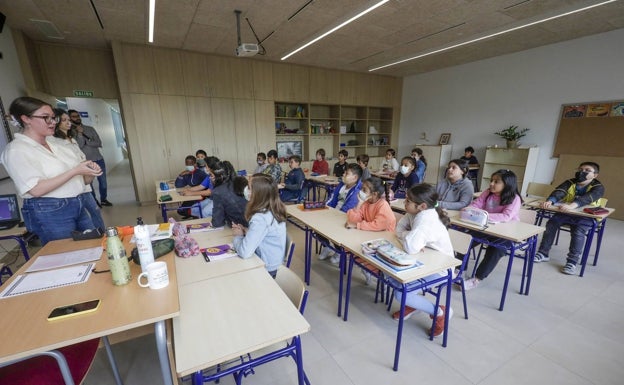 Las aulas se libran de las mascarillas: «Así nos vemos las sonrisas»